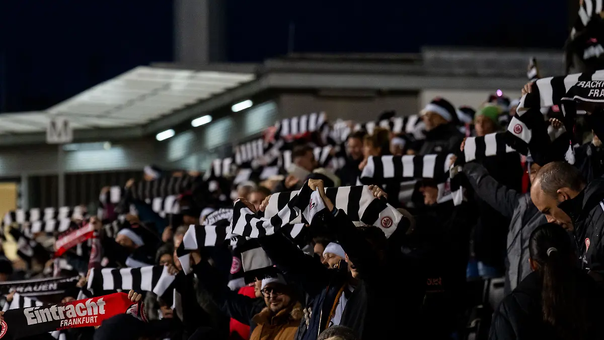 Stadionatmosphaere-Atmosphaere-Fans-supporters-halten-ihre-Schals-in-die-Luft-GER-Eintracht-Frankfurt-vs-FC-FC-Bayern-Munich-Fussball-Google-Pixel-Frauen-Bundesliga-Bundesliga-12-Spieltag-Saison-2025-2026-07-12
