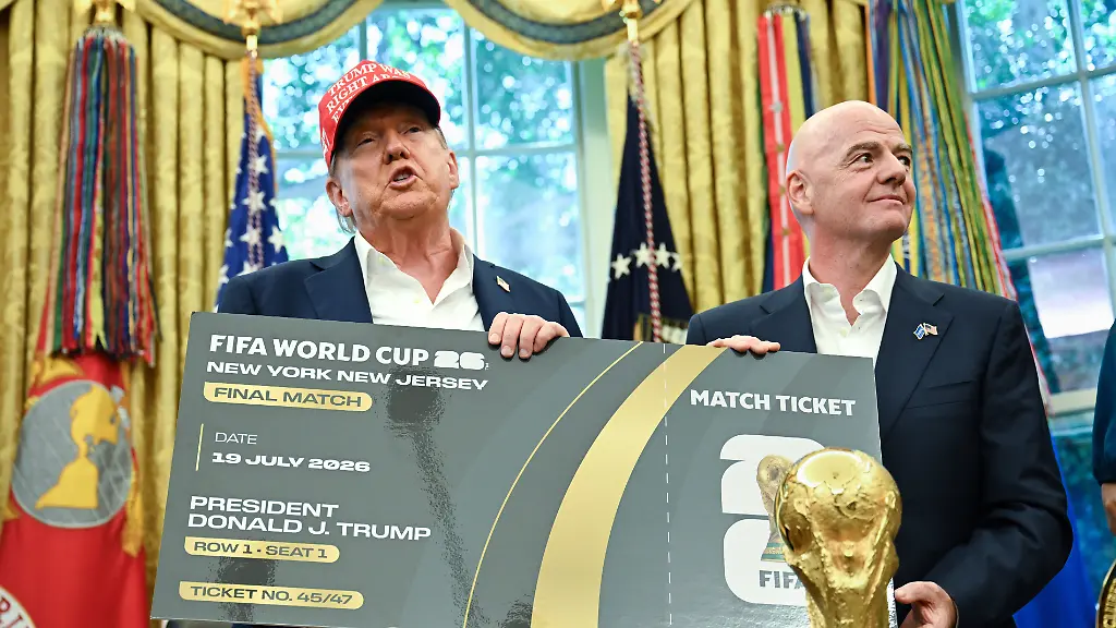 August-22-2025-Washington-District-Of-Columbia-USA-United-States-President-Donald-J-Trump-and-Gianni-Infantino-President-FA-dA-ration-Internationale-de-Football-Association-FIFA-hold-a-ticket-to-the-2026-FIFA-World-Cup-after-after-announcing-the-2026-World-Cup-draw-will-be-held-at-the-Kennedy-Center-in-December-in-the-Oval-Office-of-the-White-House-in-Washington-DC-on-Friday-August-22-2025-The-FIFA-World-Cup-coming-to-North-America-next-summer-will-be-the-first-World-Cup-with-three-host-countries-in-the-U-S