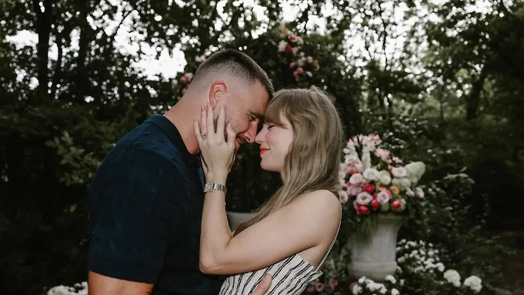 August-26-2025-Kansas-City-Missouri-USA-American-Grammy-winning-singer-songwriter-actress-and-billionaire-TAYLOR-ALISON-SWIFT-35-looking-into-eyes-of-her-fiance-TRAVIS-MICHAEL-KELCE-35-They-announced-their-engagement-on-Instagram-Tuesday-sharing-photos-of-their-garden-proposal-at-flower-adorned-gazebo-at-Kelce-s-home-in-Missouri-Your-English-teacher-and-your-gym-teacher-are-getting-married-the-pair-wrote-on-their-social-media-post-Kelce-is-an-American-professional-football-player-who-is-a-tight-end-for-the-NFL-s-Kansas-City-Chiefs-of-the-National-Football-League-Selected-by-the-Chiefs-in-the-third-round-of-the-2013-NFL-draft-and-later-won-Super-Bowls-LIV-LVII-and-LVIII-with-the-team