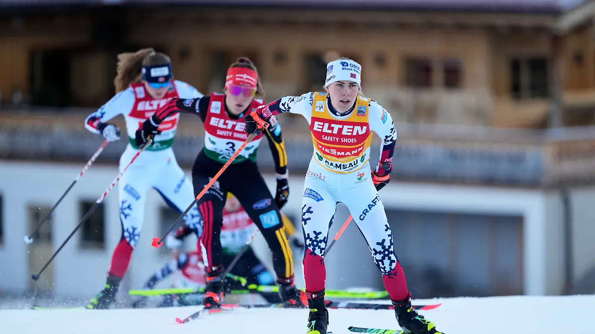 19-12-2025-Oesterreich-Ramsau-am-Dachstein-Ski-nordisch-Kombination-Weltcup-Einzel-Massenstart-5km-Normalschanze-Frauen-Langlauf-Die-Norwegerin-Ida-Marie-Hagen-r-und-die-Deutsche-Nathalie-Armbruster-M-treten-beim-Einzel-Massenstart-der-Frauen-an