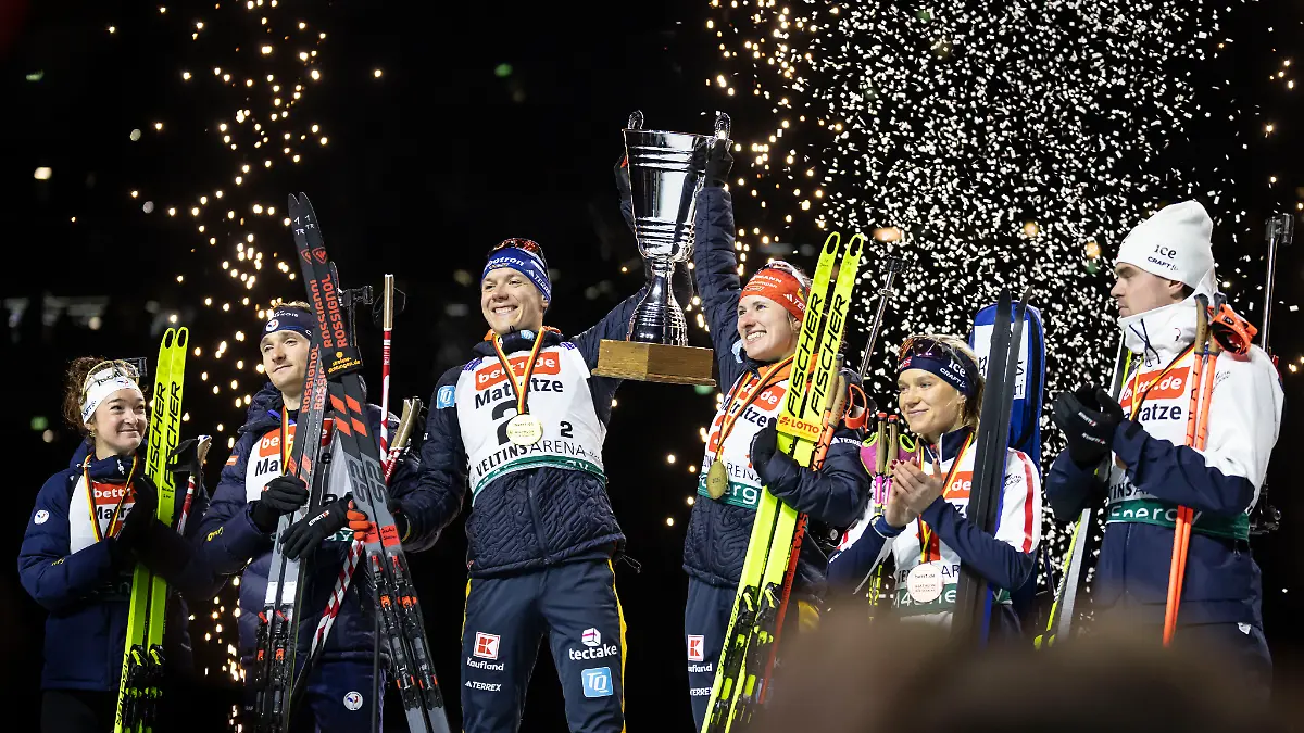 Die-Siegerehrung-Platz-1-Janina-Hettich-Walz-Team-Deutschland-1-und-Justus-Strelow-Team-Deutschland-1-Platz-2-Lou-Jeanmonnot-Team-Frankreich-und-Fabien-Claude-Team-Frankreich-und-Platz-3-Juni-Arnekleiv-Team-Norwegen-und-Mats-Oeverby-Team-Norwegen-bei-der-World-Team-Challenge-bett1-de-WTC-Biathlon-auf-Schalke-am-28-12-2025-in-der-Veltins-Arena-in-Gelsenkirchen-Deutschland