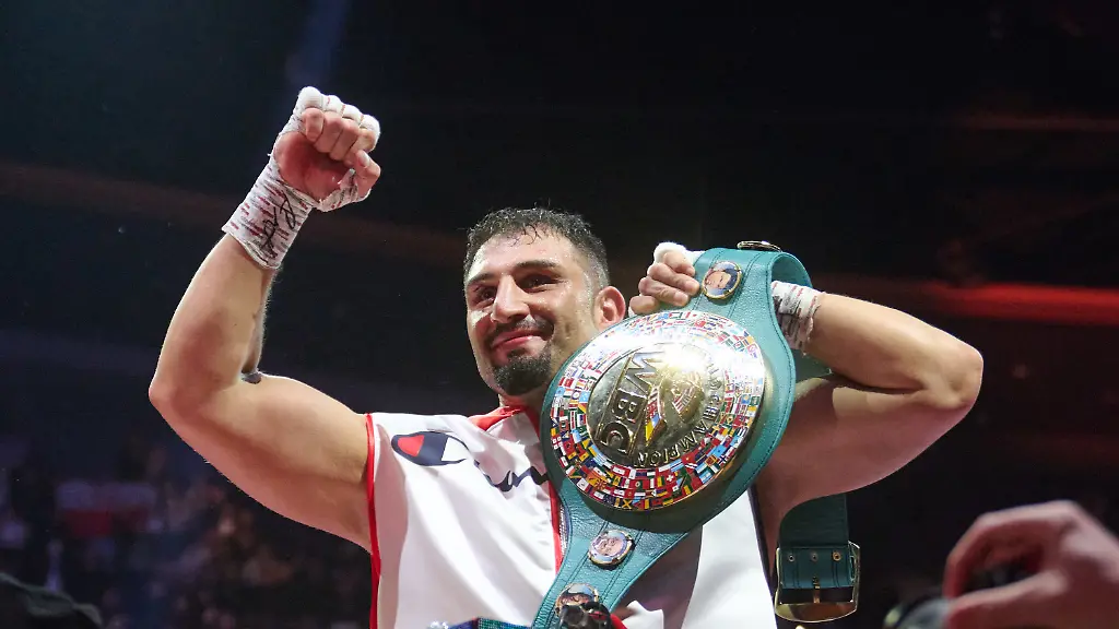 10-01-2026-Nordrhein-Westfalen-Oberhausen-Boxen-Schwergewicht-WBC-Kabayel-Deutschland-Knyba-Polen-Koenig-Pilsener-Arena-Agit-Kabayel-jubelt-nach-dem-Sieg-Der-33-Jaehrige-hat-seinen-Interims-Weltmeistertitel-des-Verbands-WBC-verteidigt