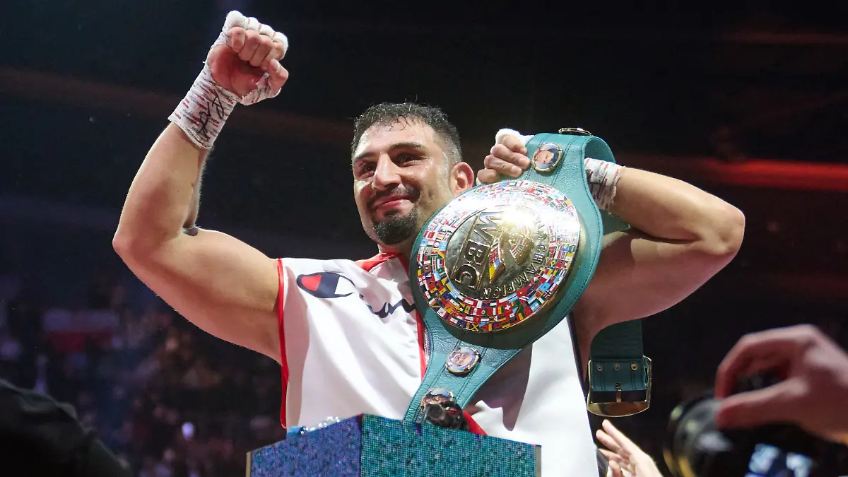 10-01-2026-Nordrhein-Westfalen-Oberhausen-Boxen-Schwergewicht-WBC-Kabayel-Deutschland-Knyba-Polen-Koenig-Pilsener-Arena-Agit-Kabayel-jubelt-nach-dem-Sieg-Der-33-Jaehrige-hat-seinen-Interims-Weltmeistertitel-des-Verbands-WBC-verteidigt
