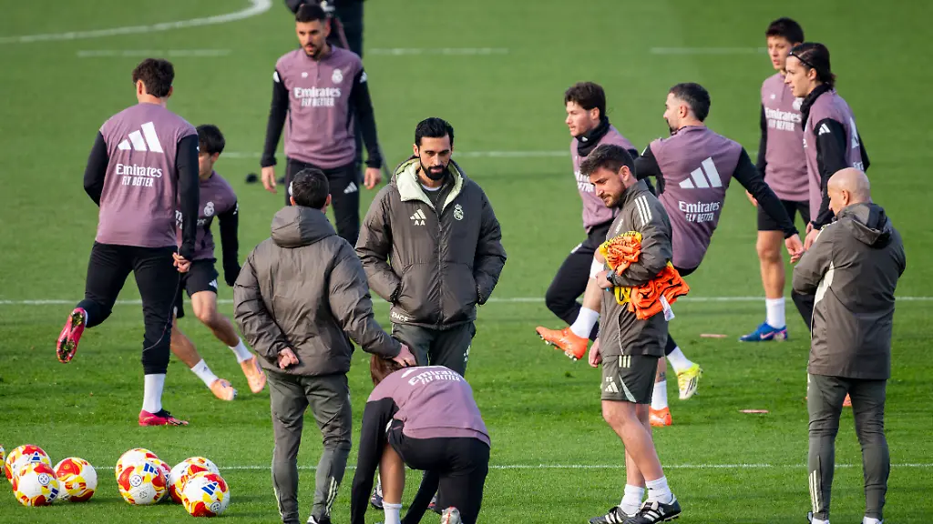 Real-Madrid-Training-Session-and-press-conference-PK-Pressekonferenz-Alvaro-Arbeloa-C-Head-Coach-of-Real-Madrid-is-seen-rounded-by-his-players-during-the-Real-Madrid-training-session-ahead-of-the-Copa-del-Rey-match-against-Albacete-Balompi-at-Ciudad-Real-Madrid-on-January-13-2026-in-Madrid-Spain