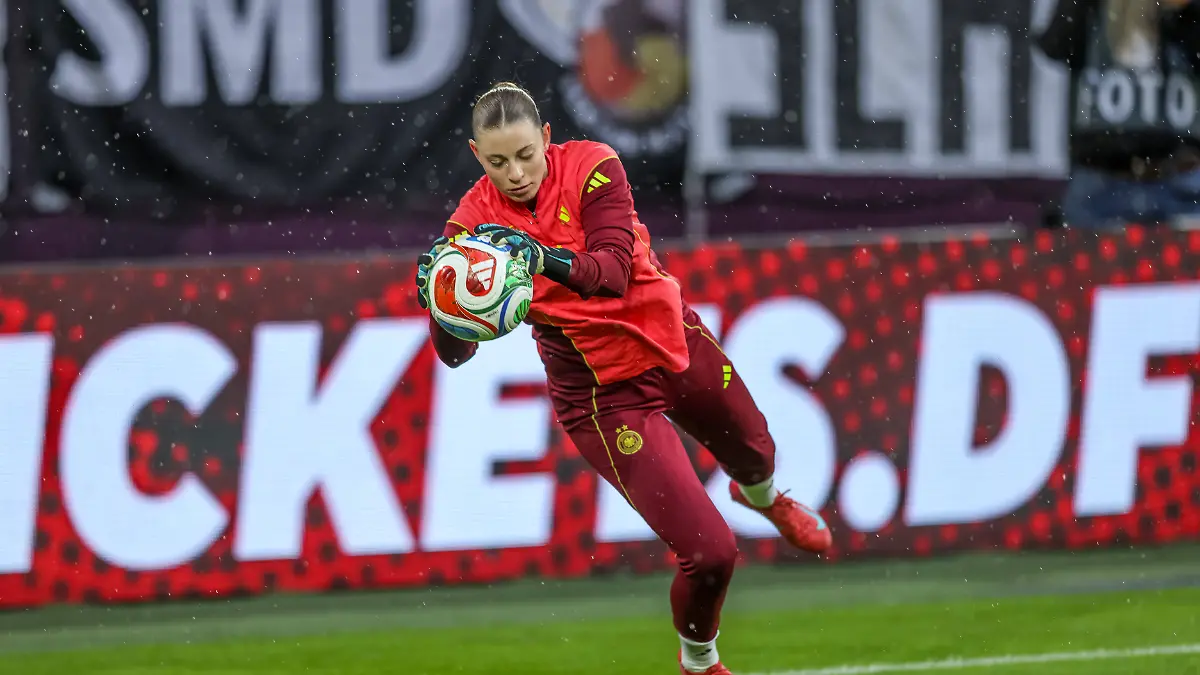 DEU-Duesseldorf-Deutschland-vs-Frankreich-UEFA-Women-s-Nations-League-UEFA-Saison-2526-Merkur-Spiel-Arena-Halbfinale-Hinspiel-im-Bild-Rafaela-Borggraefe-Deutschland-FC-Liverpool-DFB-DFL-REGULATIONS-PROHIBIT-ANY-USE-OF-PHOTOGRAPHS-AS-IMAGE-SEQUENCES-AND-OR-QUASI-VIDEO-24-10