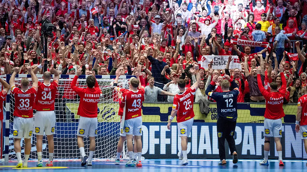 Denmark-s-players-celebrate-the-victory-with-the-fans-after-the-men-s-handball-match-between-Denmark-and-North-Macedonia-in-the-EHF-Euro-2026-group-B-at-Jyske-Bank-Boxen-in-Herning-on-Friday-January-16-2026