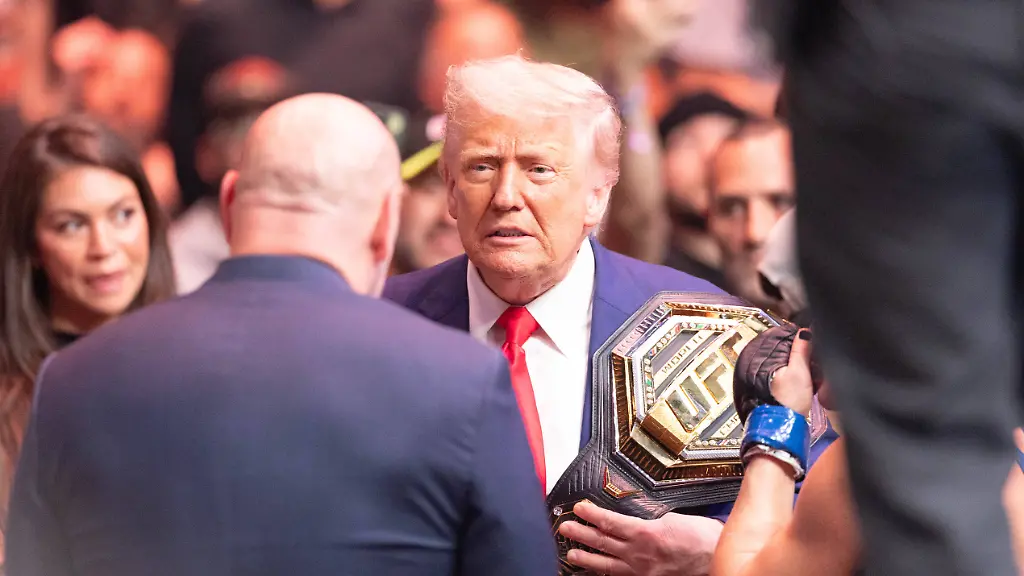 UFC-316-in-New-Jersey-Kayla-Harrison-blue-gloves-battles-Julianna-Pena-red-gloves-for-the-UFC-womens-bantamweight-title-at-UFC-316-with-former-President-Donald-Trump-in-attendance-Trump-is-seen-congratulating-Harrison-after-she-wins-the-belt-in-Newark-New-Jersey-on-Saturday-June-7-2025-new-jersey-nj-usa-Copyright-xVANESSAxCARVALHOx