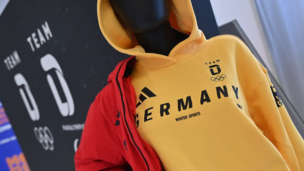 Randmotiv-Gelber-Hoody-Team-Germany-Kleidung-Outfit-Einkleidung-Team-Deutschland-fuer-die-Winterspiele-2026-in-Mailand-und-Cortina-am-19-01
