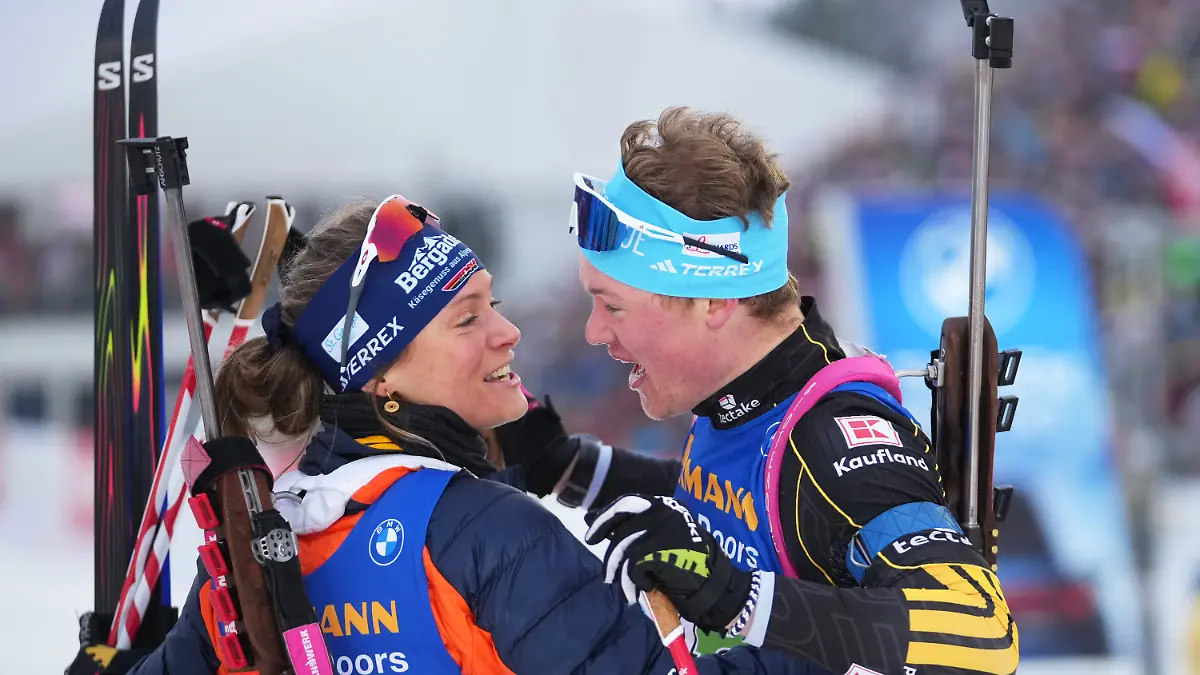24-01-2026-Tschechien-Nove-Mesto-na-Morave-Biathlon-Weltcup-Einzel-Staffel-Mixed-Leonhard-Pfund-r-und-Marlene-Fichtner-aus-Deutschland-umarmen-sich-nach-dem-Sieg-in-der-Mixed-Staffel