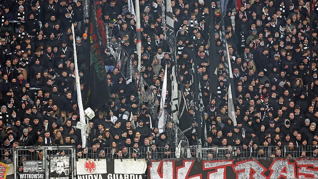 24-01-2026-xovx-Fussball-Bundesliga-Eintracht-Frankfurt-TSG-1899-Hoffenheim-Die-Fans-von-Eintracht-Frankfurt-von-Eintracht-Frankfurt-stellen-nach-dem-1-3-gegen-die-TSG-Hoffenheim-ihren-Support-fuer-die-eigene-Mannschaft-komplett-ein