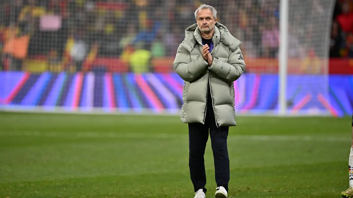 Madrid-Estadio-Metropolitano-02-12-25-ESP-Frauen-UEFA-Women-s-Nations-Leaugue-Finale-2025-Spanien-Deutschland-Bild-Christian-Wueck-Deutschland-Trainer-applaudiert-den-Spanierinnen-UEFA-regulations-prohibit-any-use-of-photographs-as-image-sequences-and-or-quasi-video