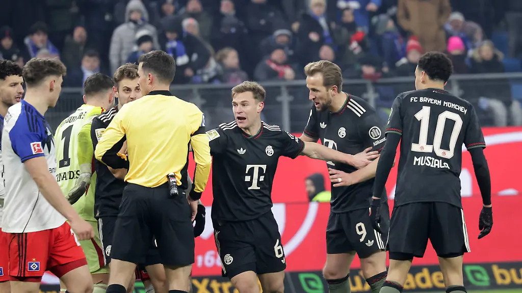 Joshua-Kimmich-Harry-Kane-FC-Bayern-Muenchen-Schiedsrichter-Harm-Osmers-Fussball-Herren-Saison-2025-2026-1-Liga-Volksparkstadion-Hamburger-SV-gegen-FC-Bayern-Muenchen-2-2-DFL-REGULATIONS-PROHIBIT-ANY-USE-OF-PHOTOGRAPHS-AS-IMAGE-SEQUENCES-AND-OR-QUASI-VIDEO