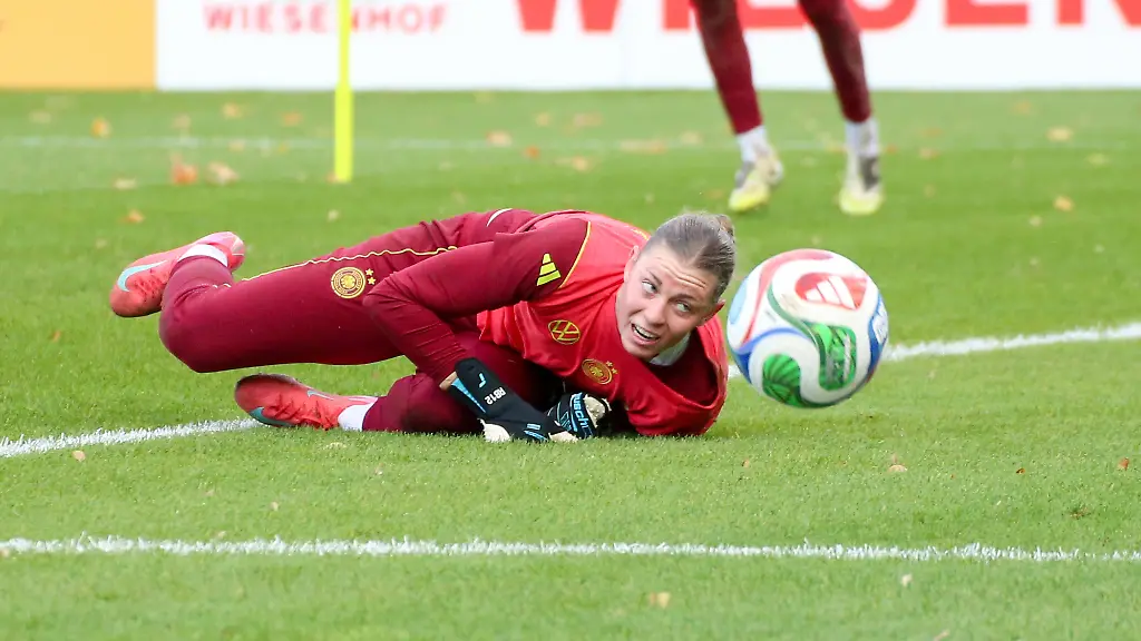 20-10-2025-xgrfx-Fussball-DFB-Medientermine-Deutsche-Frauennationalmannschaft-Training-v-l