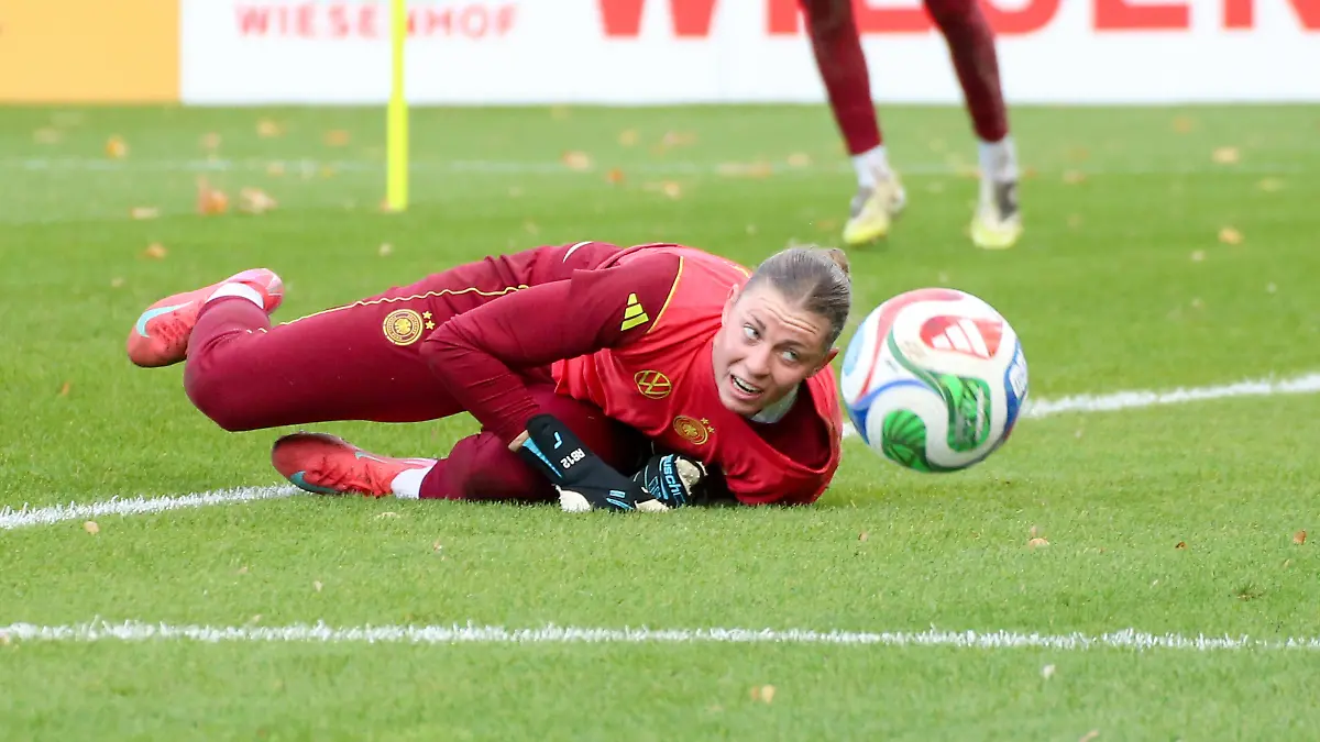 20-10-2025-xgrfx-Fussball-DFB-Medientermine-Deutsche-Frauennationalmannschaft-Training-v-l