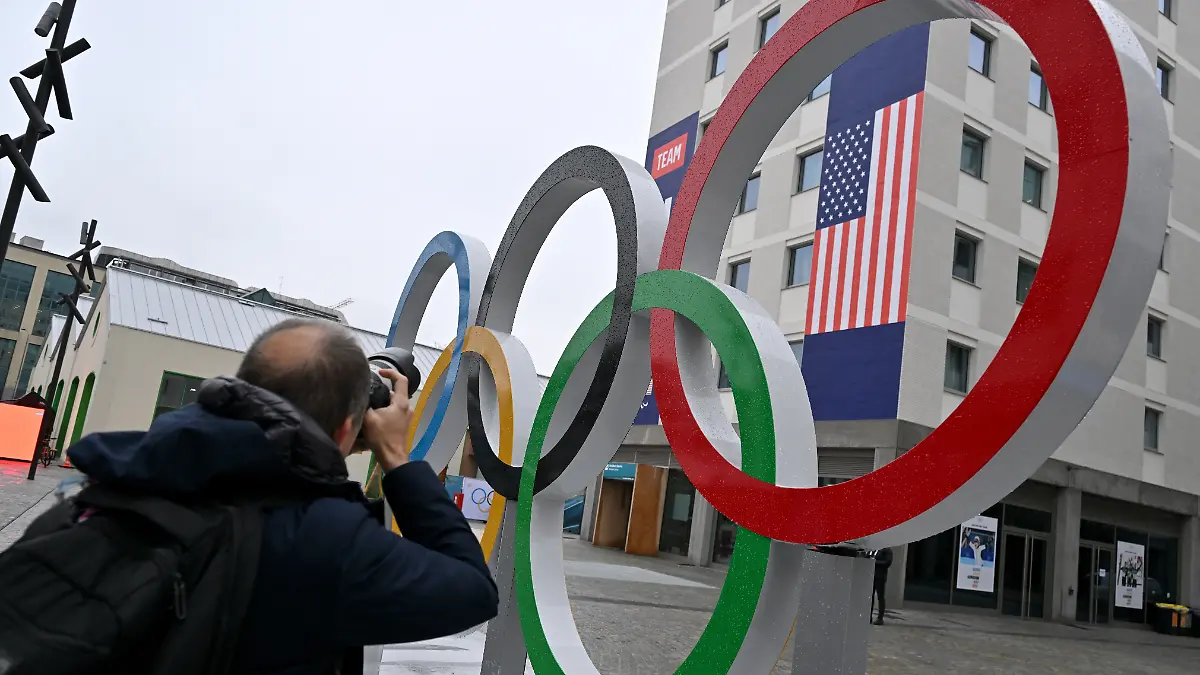 Olympia-Olympische-Winterspiele-Mailand-Cortina-2026-Ein-Fotograf-fotografiert-die-Olympischen-Ringe-und-das-Teamquartier-der-USA-im-Olympischen-Dorf-in-Mailand