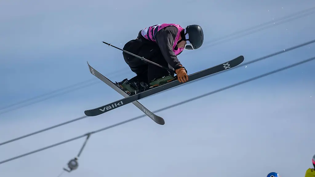 SANKT-MORITZ-SWITZERLAND-30-MAR-25-FREESTYLE-SKIING-FIS-Freestyle-Ski-and-Snowboard-World-Championships-halfpipe-ladies-men-final-Image-shows-Hunter-Hess-USA