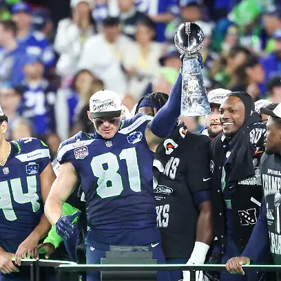 die-Spieler-von-Seattle-Seahawks-gewinnen-die-Vince-Lombardi-Trophy-Eric-Saubert-81-Seattle-Seahawks-New-England-Patriots-vs-Seattle-Seahawks-Super-Bowl-LX-Football-NFL-08-02