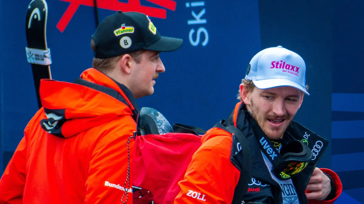Ski-alpin-Weltmeisterschaft-Team-Kombination-Herren-Slalom-Linus-Strasser-r-aus-Deutschland-und-Simon-Jocher-l-aus-Deutschland-verlassen-den-Zielbereich-waehrend-des-Slalomrennens-um-die-Mannschaftskombination-der-Herren