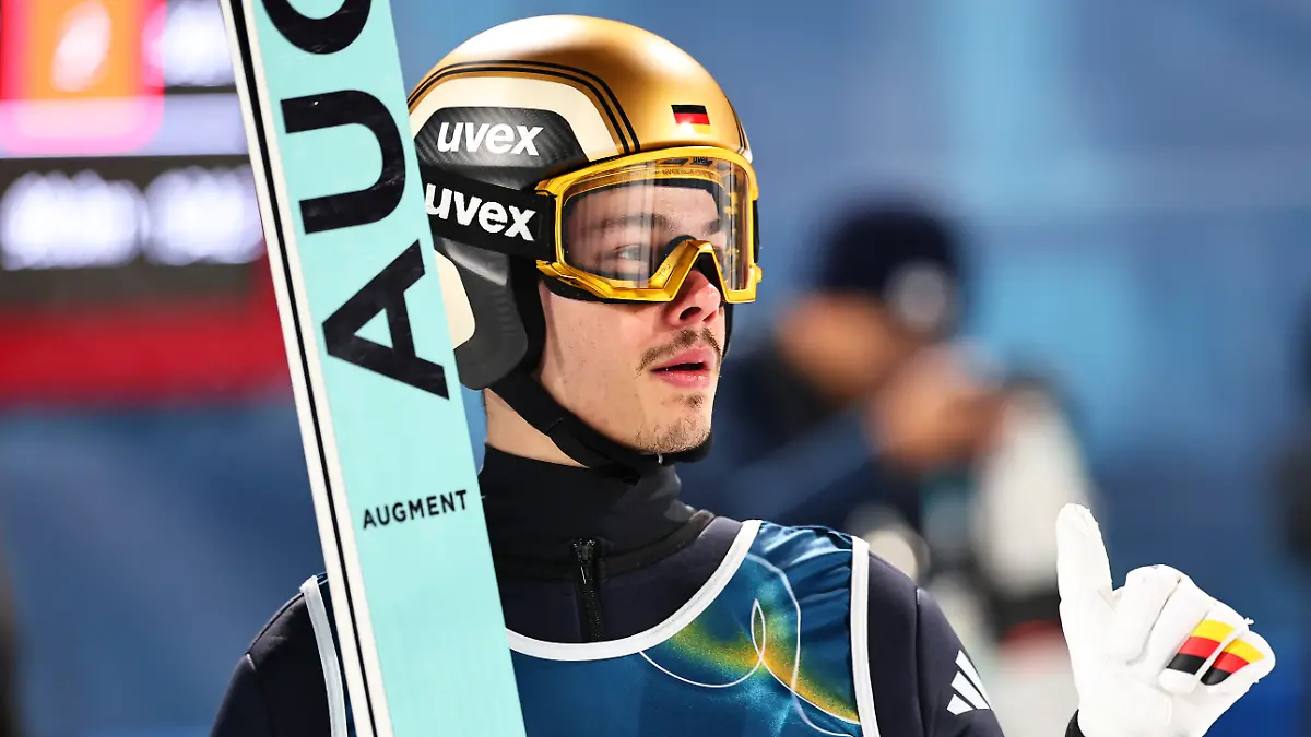 Olympia-Olympische-Winterspiele-Mailand-Cortina-2026-Ski-nordisch-Skispringen-Team-Mixed-Durchgang-1-Philipp-Raimund-Deutschland-reagiert-nach-seinem-Sprung