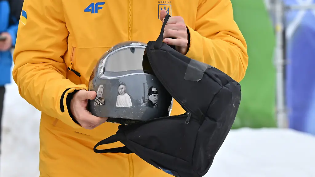 Olympia-Olympische-Winterspiele-Mailand-Cortina-2026-Skeleton-Maenner-Wladislaw-Heraskewytsch-Ukraine-packt-den-Helm-in-seine-Tasche-Im-Streit-um-seinen-Helm-mit-Bildern-von-im-Krieg-getoeteten-Sportkollegen-ist-der-Ukrainer-Wladislaw-Heraskewytsch-vom-olympischen-Skeleton-Wettbewerb-ausgeschlossen-worden