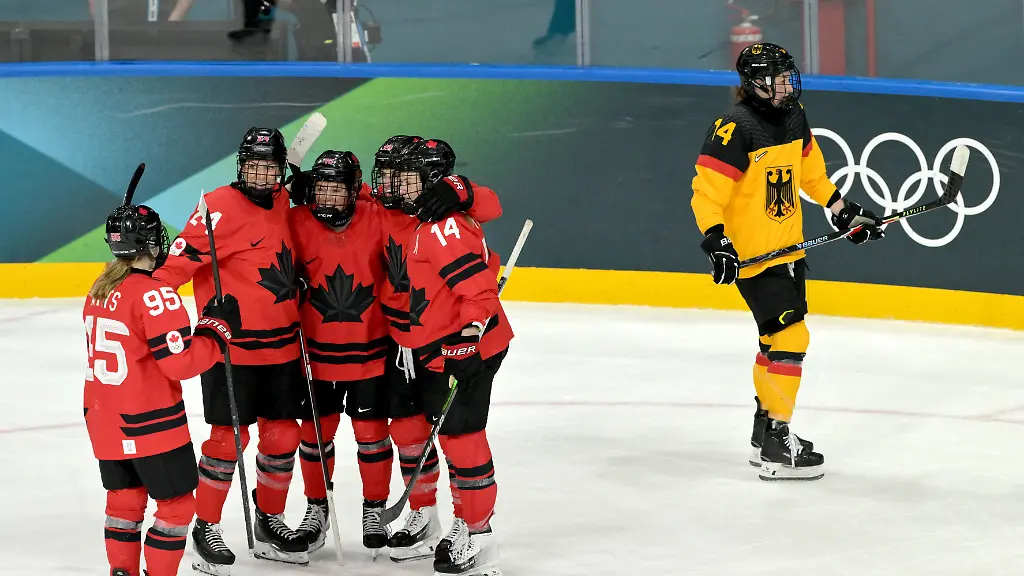 Olympia-Olympische-Winterspiele-Mailand-Cortina-2026-Eishockey-Frauen-Viertelfinale-Kanada-Deutschland-Carina-Strobel-Deutschland-faehrt-nach-einem-Gegentor-an-den-jubelnden-Kanadierinnen-vorbei