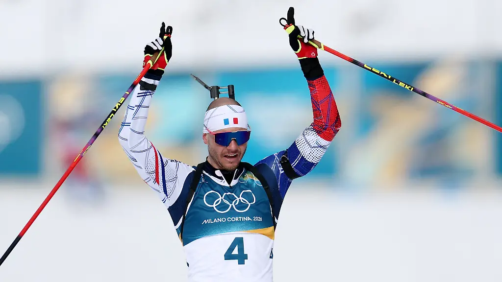 Milano-Cortina-2026-Olympics-Biathlon-Men-s-12-5km-Pursuit-Anterselva-Biathlon-Arena-South-Tyrol-Italy-February-15-2026-Emilien-Jacquelin-of-France-celebrates-as-he-crosses-the-finish-line-to-win-bronze-in-the-Men-s-12