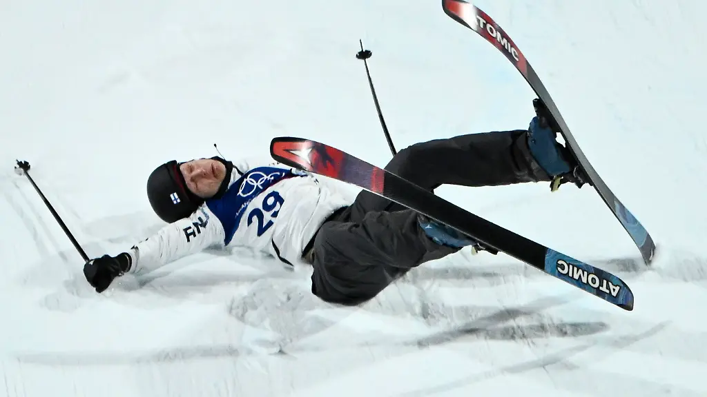 LIVIGNO-ITALIEN-20260215-Elias-Lajunen-Finland-kraschade-under-herrarnas-Freeski-big-air-kval-vid-OS-i-Livigno-Italien-Bilden-ingar-i-SPORTPAKET