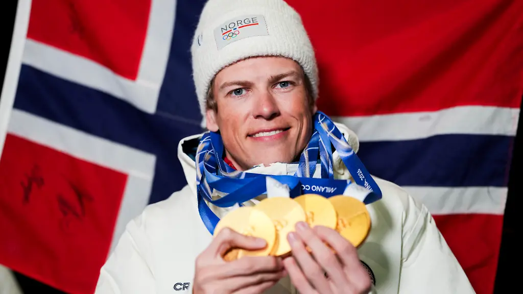 Val-di-Fiemme-Italy-20260215-Johannes-Høsflot-Klæbo-Einar-Hedegart-Martin-Løwstrøm-Nyenget-and-Emil-Iversen-celebrate-the-gold-in-the-cross-country-4-x-7-5-km-relay-men-at-Tesero-CC-Stadium-during-the-Winter-Olympics-in-Milan-Cortina-2026
