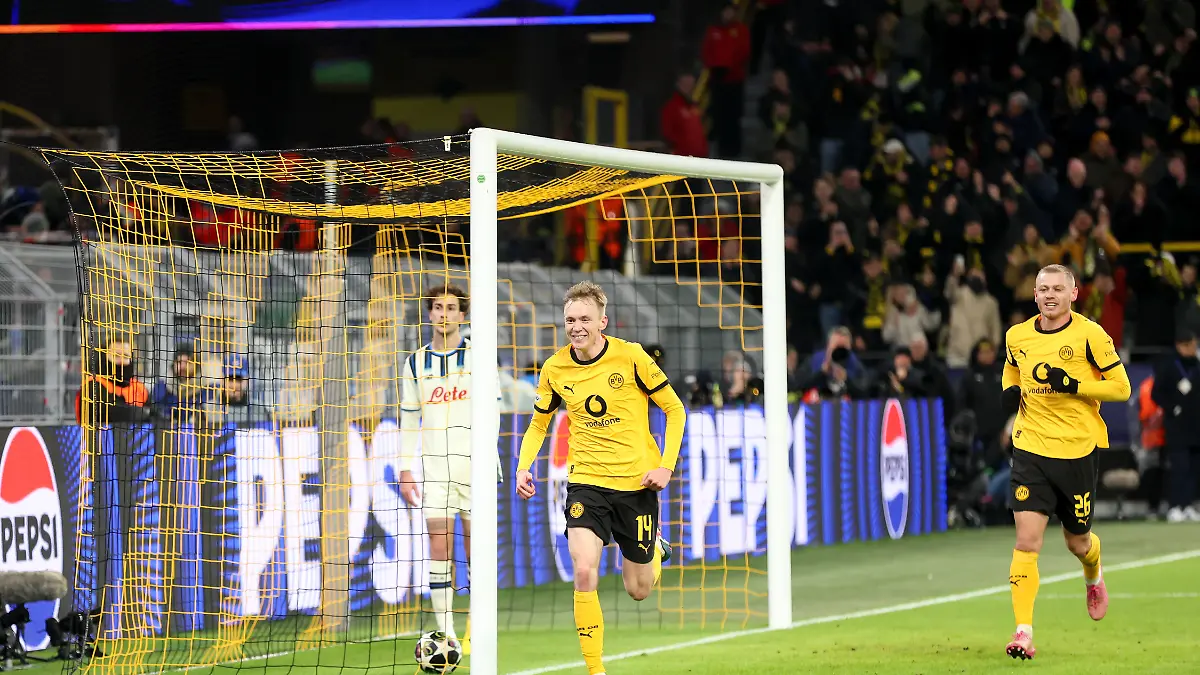 Torjubel-goal-celebration-zum-2-0-durch-Maximilian-Beier-Borussia-Dortmund-GER-Borussia-Dortmund-gegen-Atalanta-Bergamo-Fussball-Champions-League-Play-off-Spielzeit-2025-2026-17-02