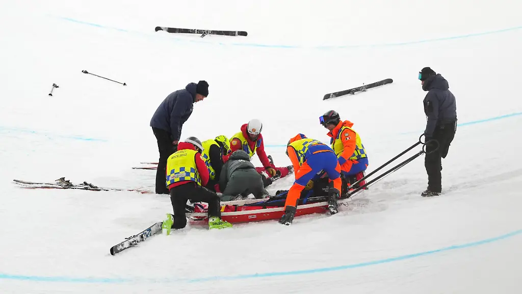 Milano-Cortina-2026-Winter-Olympics-Day-Thirteen-Canada-s-Cassie-Sharpe-receives-medical-treatment-after-a-fall-in-the-Women-s-Freeski-Halfpipe-Qualification-at-the-Livigno-Snow-Park-on-day-thirteen-of-the-Milano-Cortina-2026-Winter-Olympics-Italy-Picture-date-Thursday-February-19-2026-Photo-credit-should-read-David-Davies-PA-Wire-RESTRICTIONS-Use-subject-to-restrictions-Editorial-use-only-no-commercial-use-without-prior-consent-from-rights-holder