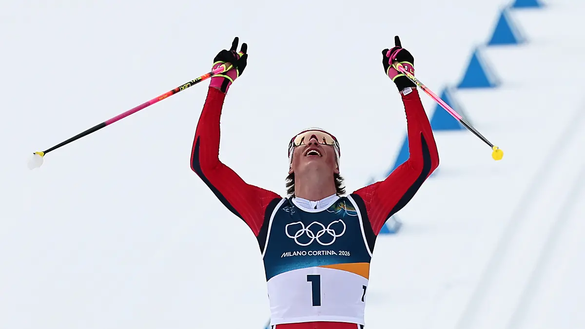 Olympia-Olympische-Winterspiele-Mailand-Cortina-2026-Ski-nordisch-Langlauf-50-km-Massenstart-klassisch-Maenner-Johannes-Høsflot-Klaebo-Norwegen-ueberquert-als-Erster-die-Ziellinie