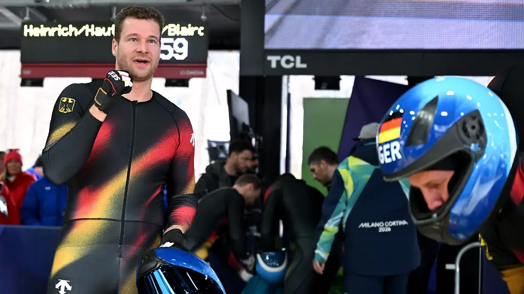 Olympia-Olympische-Winterspiele-Mailand-Cortina-2026-Bob-Viererbob-Maenner-Lauf-2-im-Cortina-Sliding-Centre-Johannes-Lochner-Pilot-l-reagiert-im-Ziel