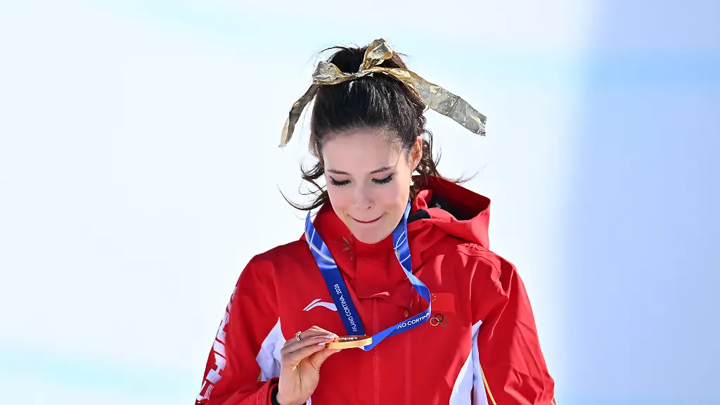 260222-LIVIGNO-Feb-22-2026-Gold-medalist-Gu-Ailing-of-China-looks-at-her-medal-during-the-awarding-ceremony-for-freestyle-skiing-women-s-freeski-halfpipe-at-the-Milan-Cortina-2026-Olympic-Winter-games-Winterspiele-Spiele-Summer-games-in-Livigno-Italy-Feb-22-2026