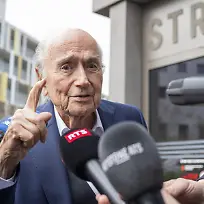 Der-ehemalige-Fifa-Praesident-Joseph-Sepp-Blatter-reagiert-nach-der-Urteilsverkuendung-vor-dem-Sonderberufungsgericht-in-Muttenz-Blatter-hat-sich-in-die-Debatte-um-einen-Fan-Boykott-der-Fussball-WM-eingemischt