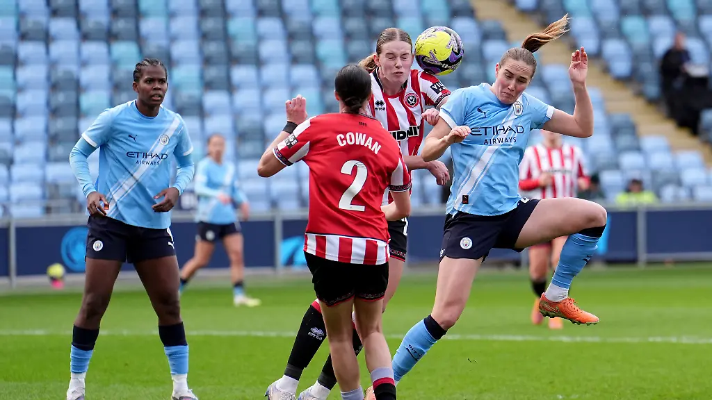 Manchester-City-v-Sheffield-United-Adobe-Women-s-FA-Cup-Joie-Stadium-Manchester-City-s-Sydney-Lohmann-battles-for-the-ball-with-Sheffield-United-s-Simone-Sherwood-during-the-Adobe-Women-s-FA-Cup-match-at-Joie-Stadium-Manchester-Picture-date-Sunday-February-22-2026-Photo-credit-should-read-Martin-Rickett-PA-Wire-RESTRICTIONS-Use-subject-to-restrictions-Editorial-use-only-no-commercial-use-without-prior-consent-from-rights-holder