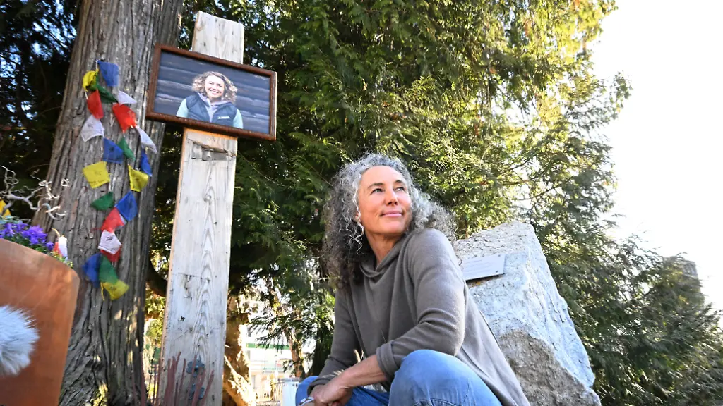 Die-Mutter-von-Laura-Dahlmeier-Susi-Dahlmeier-sitzt-vor-der-Offiziellen-Umbenennung-des-Kurparks-in-Laura-Dahlmeier-Park-im-kuenftigen-Laura-Dahlmeier-Park-bei-einem-Dreh-fuer-das-ZDF