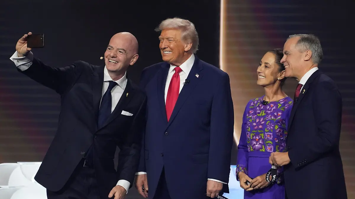 FIFA-Praesident-Gianni-Infantino-l-r-macht-ein-Selfie-mit-US-Praesident-Donald-Trump-der-mexikanischen-Praesidentin-Claudia-Sheinbaum-und-dem-kanadischen-Premierminister-Mark-Carney
