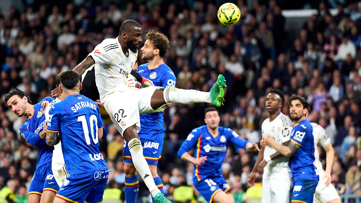 Antonio-Ruediger-of-Real-Madrid-CF-battles-for-the-ball-with-Martin-Satriano-of-Getafe-CF-during-the-La-Liga-EA-Sport-match-between-Real-Madrid-CF-and-Getafe-CF-at-Santiago-Bernabeu-Stadium-on-March-2-2026