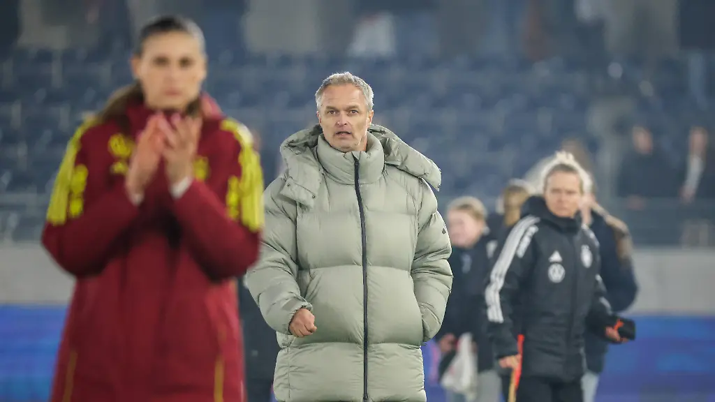 Stavanger-Norwegen-07-Maerz-2026-UEFA-Frauen-WM-Qualifikationsspiel-Norwegen-Frauen-vs-Deutschland-Frauen-Im-Bild-Bundestrainer-Christian-Wueck-Wueck-Deutschland-beim-Abschlussjubel-nach-dem-0-4-Sieg-gegen-Norwegen-in-Stavanger-Norwegen