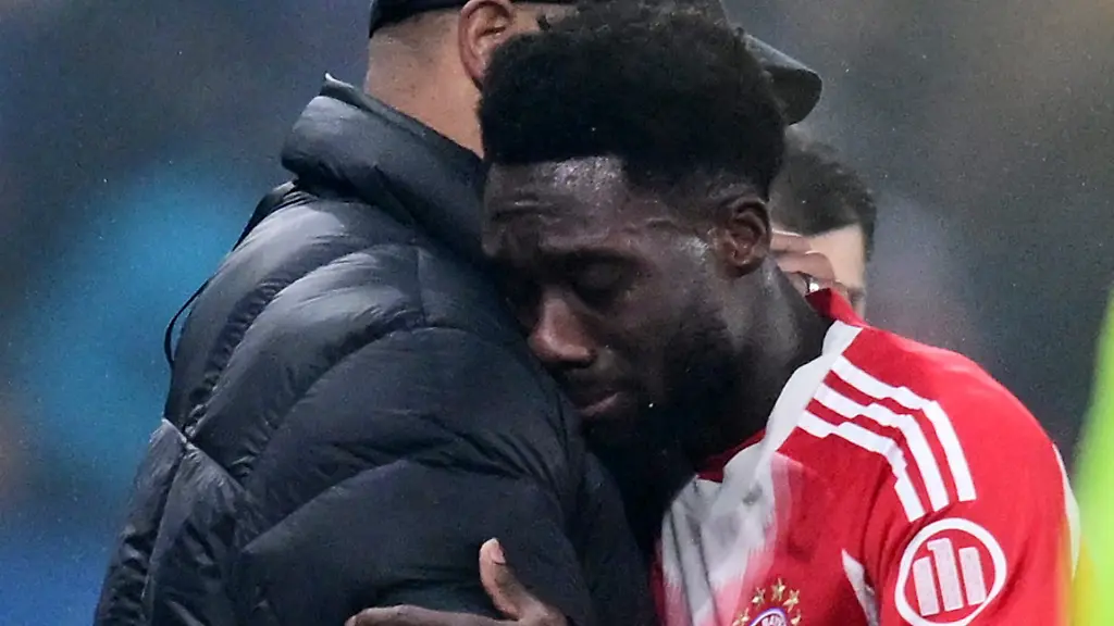 Soccer-Football-UEFA-Champions-League-Round-of-16-First-Leg-Atalanta-v-Bayern-Munich-New-Balance-Arena-Bergamo-Italy-March-10-2026-Bayern-Munich-coach-Vincent-Kompany-consoles-a-dejected-Alphonso-Davies-as-he-is-substituted-off-after-sustaining-an-injury-REUTERS-Daniele-Mascolo