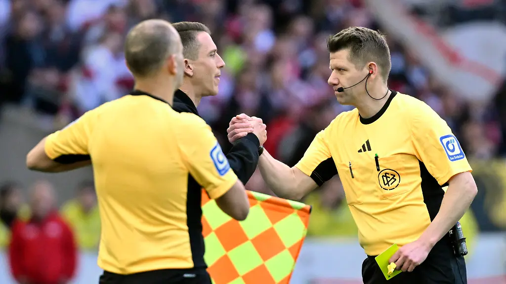 Schiedsrichter-Referee-Patrick-Ittrich-zeigt-Trainer-Coach-Daniel-Bauer-VfL-Wolfsburg-gelbe-Karte-gelb-Verwarnung-und-schuettelt-ihm-danach-die-Hand-Gestik-Geste-VfB-Stuttgart-vs-VfL-Wolfsburg-WOB-01-03
