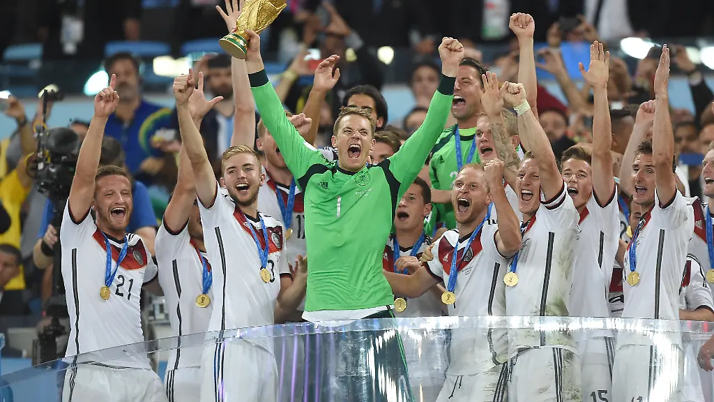 Siegerehrung-der-Weltmeister-Torwart-Manuel-NEUER-Deutschland-mit-WM-Pokal-Pokal-Trophaee-WorldCup-Jubel-Bejubelt-jubeln-Freude-Emotion-bejubeln-jubelt-freuen-Deutschland-Argentinien-Finale-Spiel-64-FIFA-Fussball-Weltmeisterschaft-2014-in-Brasilien-Rio-de-Janeiro-13-07-2014-Germany-vs-Argentina-FIFA-Soccer-World-Cup-2014-in-Brazil