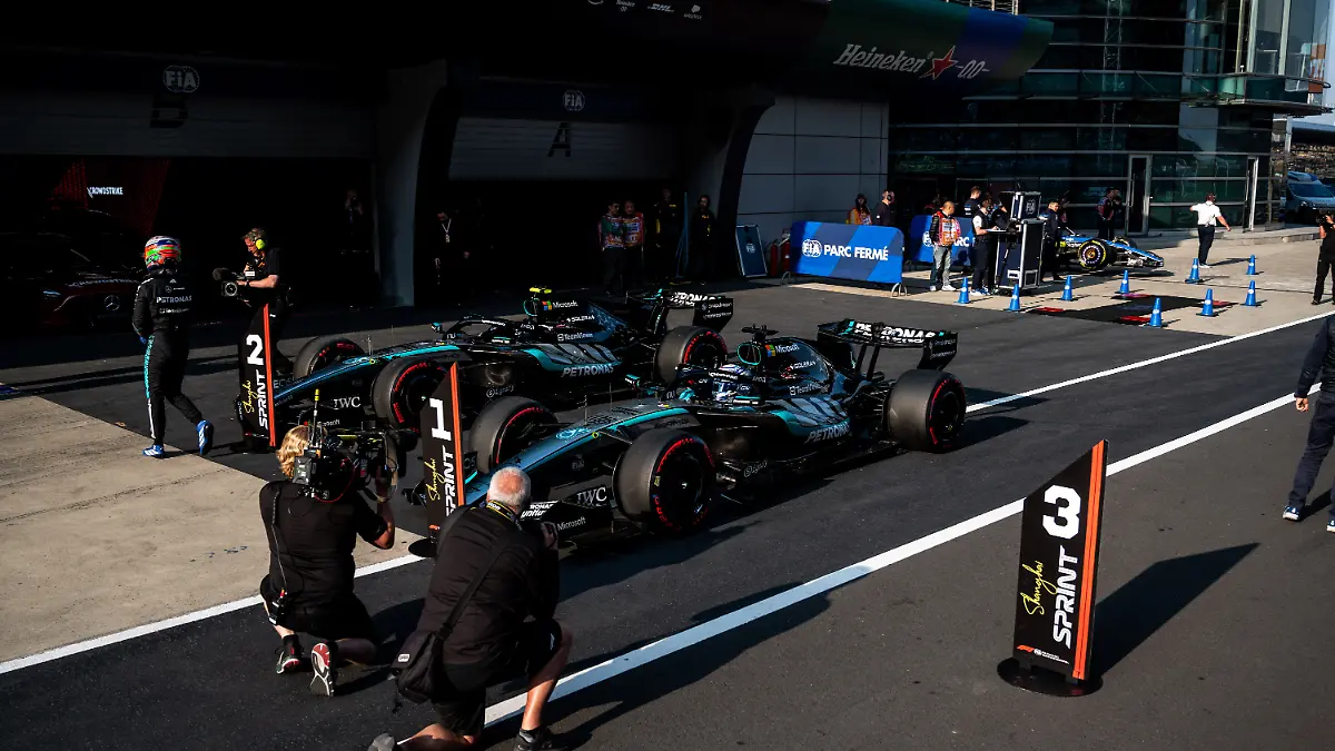 12-KIMI-ANTONELLI-Andrea-ita-Mercedes-AMG-F1-Team-W17-action-63-RUSSELL-George-gbr-Mercedes-AMG-F1-Team-W17-action-parc-ferme-during-the-Formula-1-Heineken-Chinese-Grand-Prix-2026-2nd-round-of-the-2026-Formula-One-World-Championship-from-March-13-to-15-2026-on-the-Shanghai-International-Circuit-in-Shanghai-China-Photo-Alberto-Vimercati-DPPI