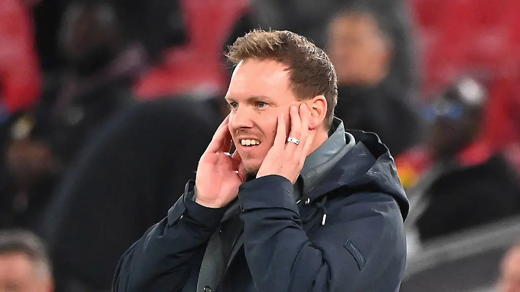 Bundestrainer-Julian-NAGELSMANN-GER-skeptisch-verwundert-Einzelbild-angeschnittenes-Einzelmotiv-Halbfigur-halbe-Figur-Fussball-Laenderspiel-Deutschland-Ghana-2-1-am-30-03