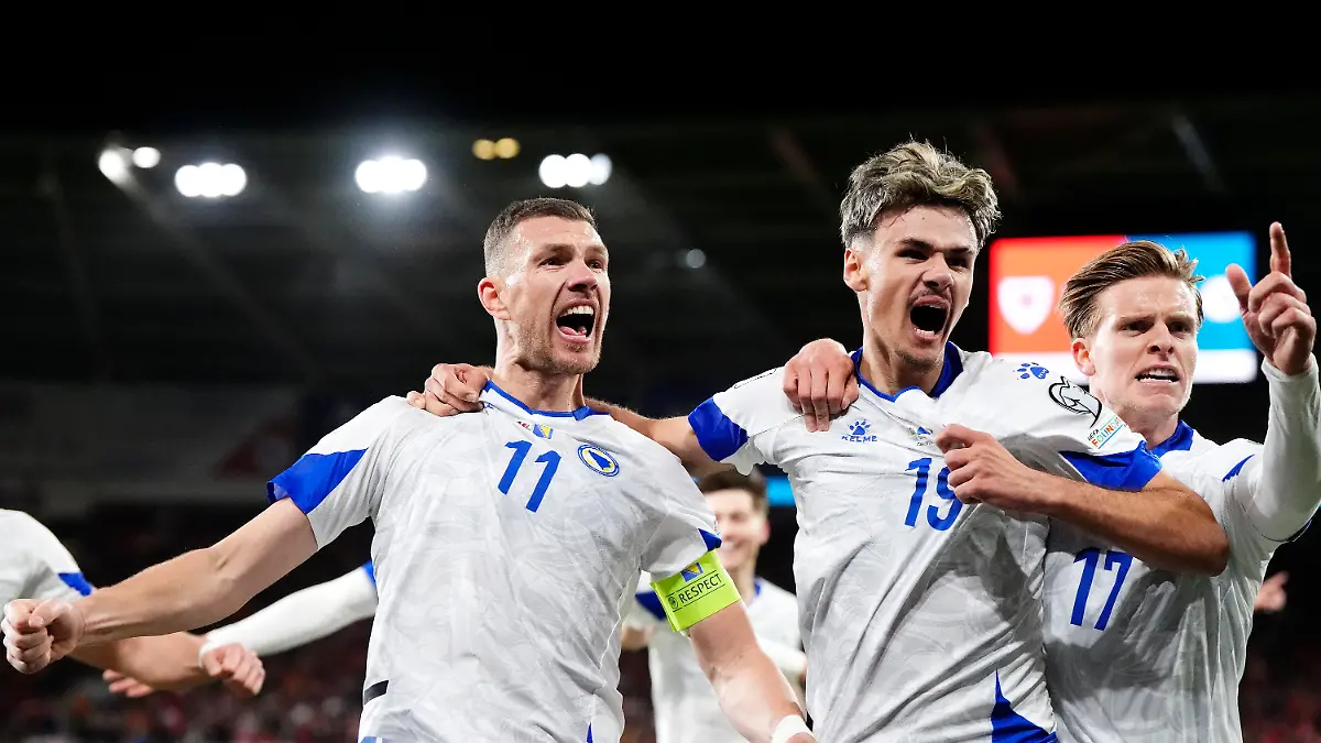 ARCHIV-26-03-2026-Grossbritannien-Cardiff-Fussball-WM-Qualifikation-Europa-Play-off-Runde-Halbfinale-Wales-Bosnien-Herzegowina-Edin-Dzeko-Mitte-links-aus-Bosnien-und-Herzegowina-jubelt-mit-seinen-Mannschaftskameraden-nach-seinem-Treffer