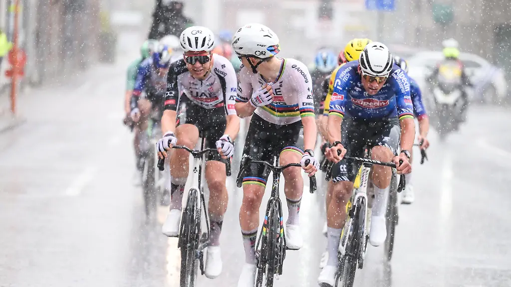05-04-2026-Belgien-Oudenaarde-Radsport-UCI-WorldTour-Flandern-Rundfahrt-278-00-km-Maenner-Der-Slowene-Tadej-Pogacar-vorne-vom-UAE-Team-Emirates-und-der-Niederlaender-Mathieu-van-der-Poel-von-Alpecin-Premier-Tech-in-Aktion