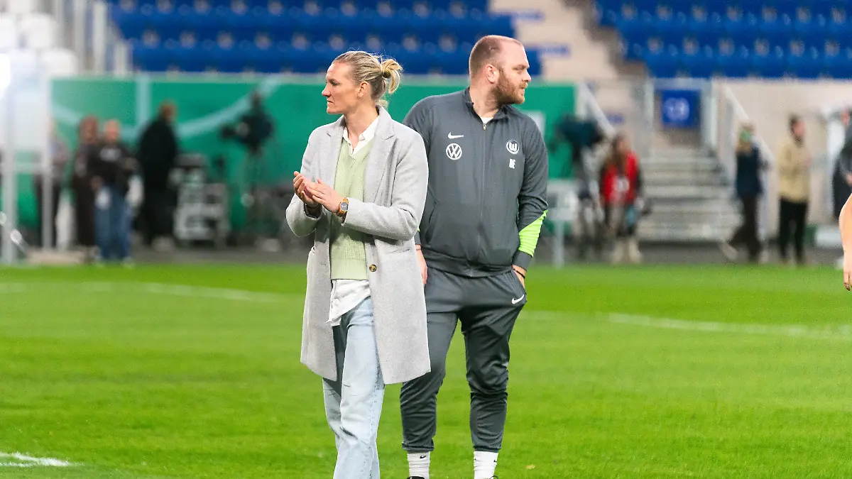 Alexandra-Popp-Wolfsburg-11-ist-trotz-Verletzung-mitgereist-und-feiert-den-Sieg-GER-FC-Carl-Zeiss-Jena-vs-Wolfsburg-Fussball-DFB-Pokal-Frauen-Halbinale-Saison-2025-2026-05-04