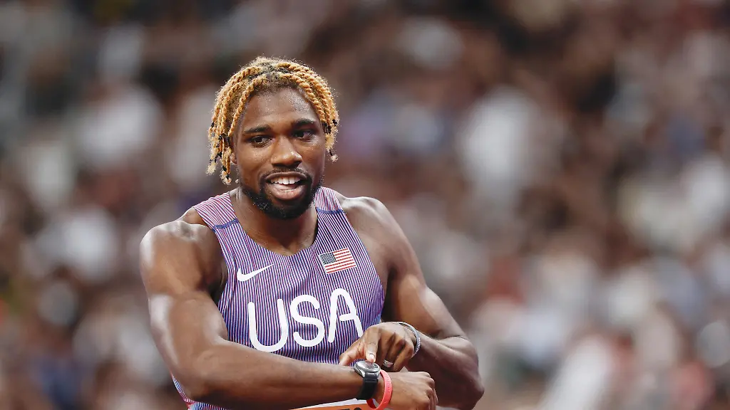 Noah-Lyles-of-the-United-States-points-at-his-watch-after-competing-in-a-men-s-200-meter-semifinal-at-the-World-Athletics-Championships-at-National-Stadium-in-Tokyo-on-Sept-18-2025