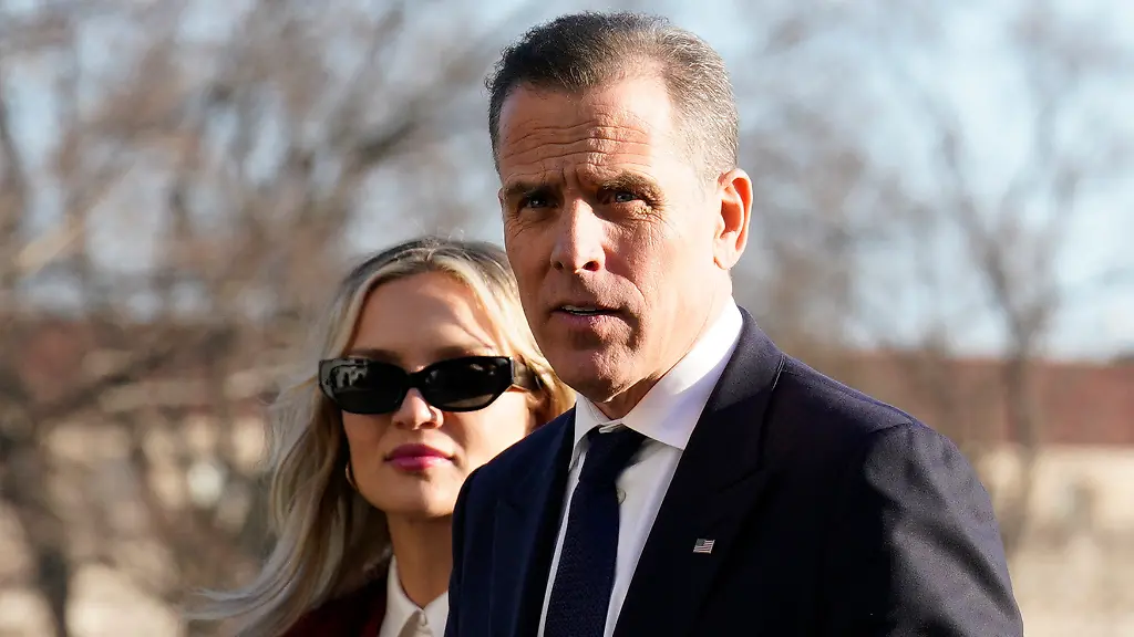 Hunter-Biden-with-his-wife-Melissa-walks-on-the-South-Lawn-of-the-White-House-in-Washington-upon-their-return-from-Joint-Base-Andrews-on-January-17-2025-Photo-by-Yuri-Gripas-ABACAPRESS