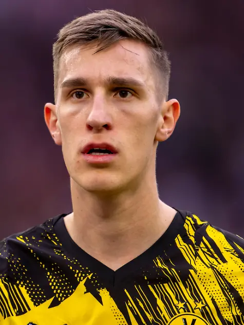 04-04-2026-Fussball-1-Bundesliga-2025-2026-28-Spieltag-VfB-Stuttgart-Borussia-Dortmund-in-der-MHP-Arena-Stuttgart-Nico-Schlotterbeck-Borussia-Dortmund-nachdenklich-Waehrend-des-Spieles-duerfen-laut-DFL-Richtlinien-nur-max-15-Bilder-im-Internet-verwendet-werden-Ausgenommen-Bilddatenbanken-DFL-and-DFB-regulations-prohibit-any-use-of-photographs-as-image-sequences-and-or-quasi-video
